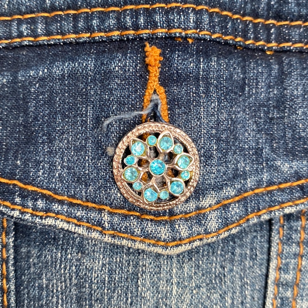 💙💎Levis jacket with bling ladies/youth/child. Pretty embellishments medium sz. - Picture 3 of 8